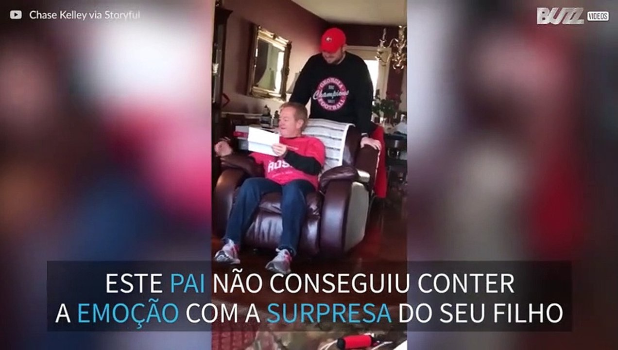 Filho surpreende pai com bilhete para jogo de f...