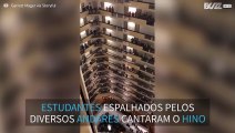 Coro de estudantes canta hino americano em hotel