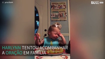 Menina não resiste e come antes de terminar a oração