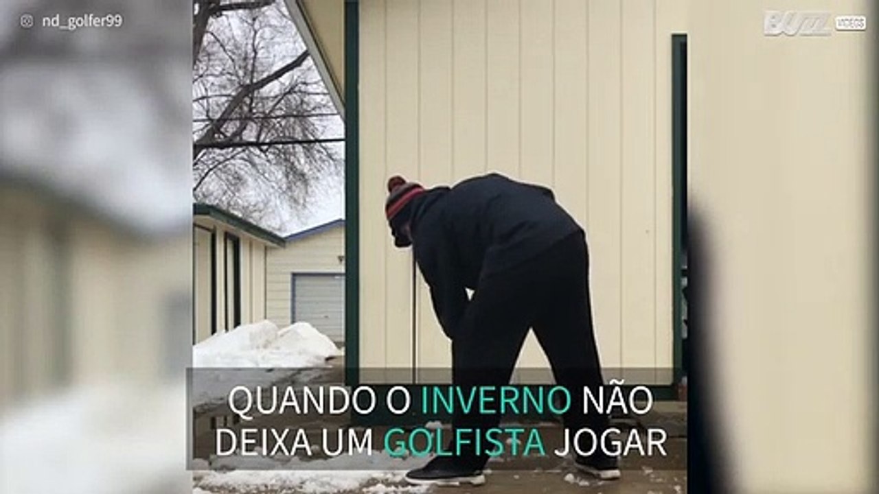 Golfista entretém-se com pá durante o inverno