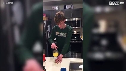 Jovem descobre o som surpreendente de uma lata de cerveja