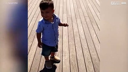 Menino tem medo da sua própria sombra!