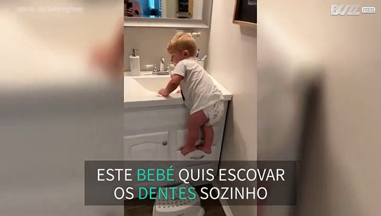Bebé trepa lavatório e fica com dificuldades em descer