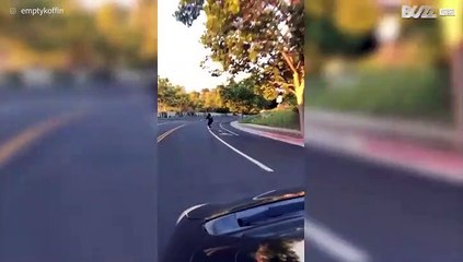 Skater cai sobre asfalto a 50 km/h