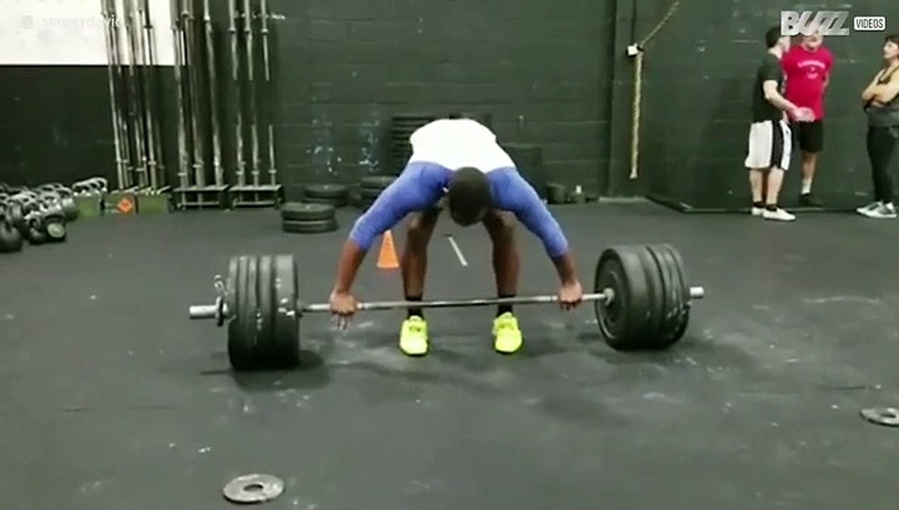 Homem disfarça falhanço em ginásio de forma hilariante!