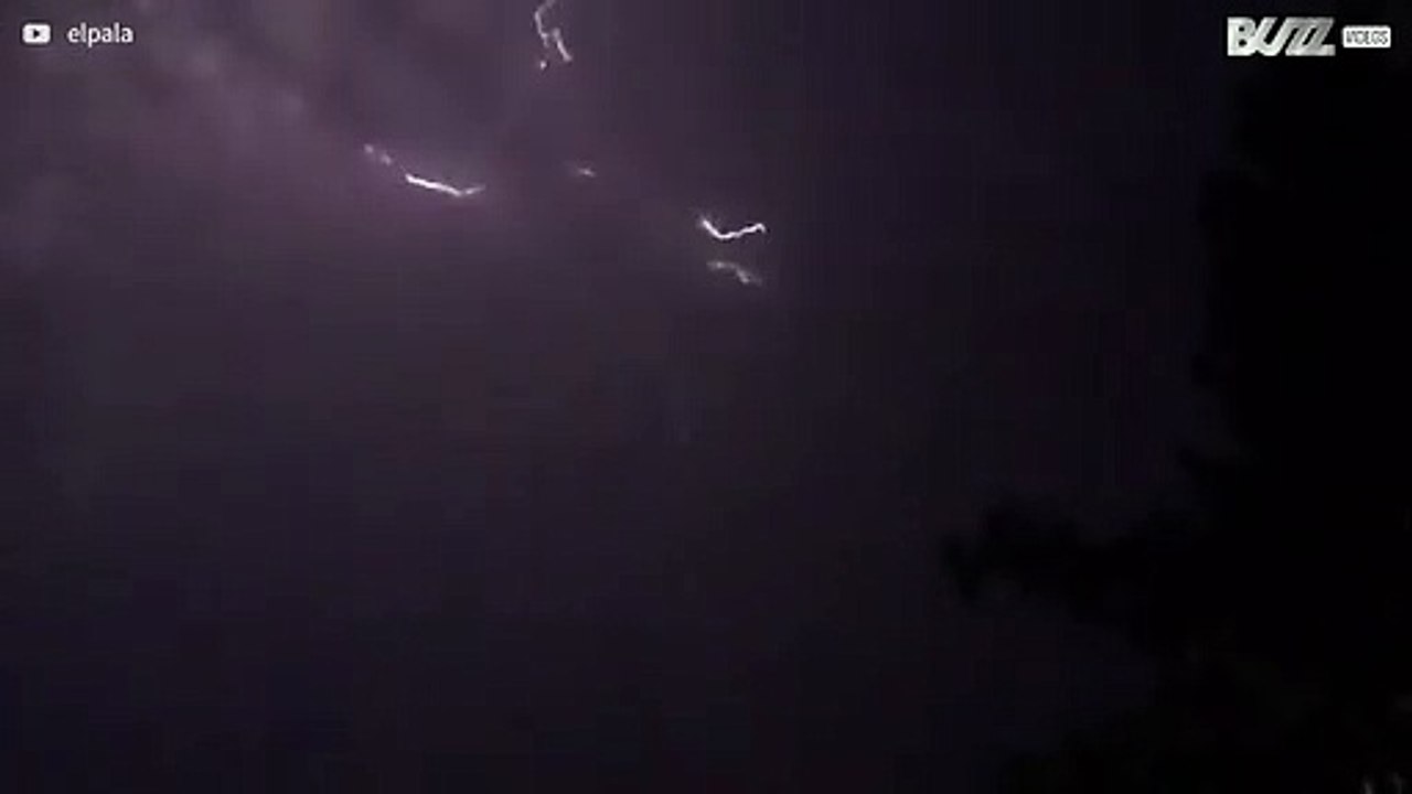 Relâmpagos impressionam numa tempestade em Itália