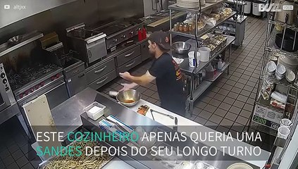 Câmara de segurança capta momento constrangedor de cozinheiro