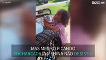 Hilariante! Tente não rir com esta menina a beber água