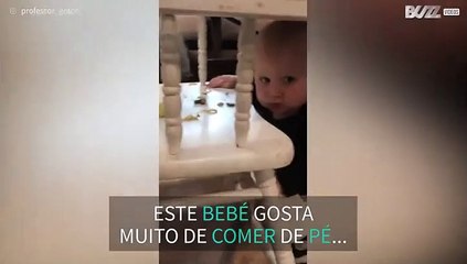 Bebé adora usar cadeira como mesa de jantar!