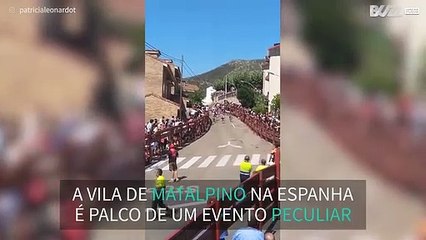 Pessoas fogem de bola gigante como o Indiana Jones