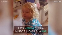 Menina tenta ajudar a mãe a lavar loiça