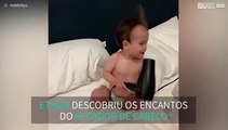 Bebé fica fascinado com secador de cabelo