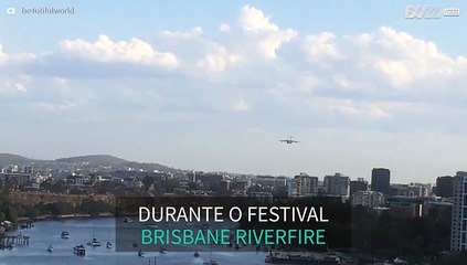 Avião voa a baixa altitude durante festival na Austrália