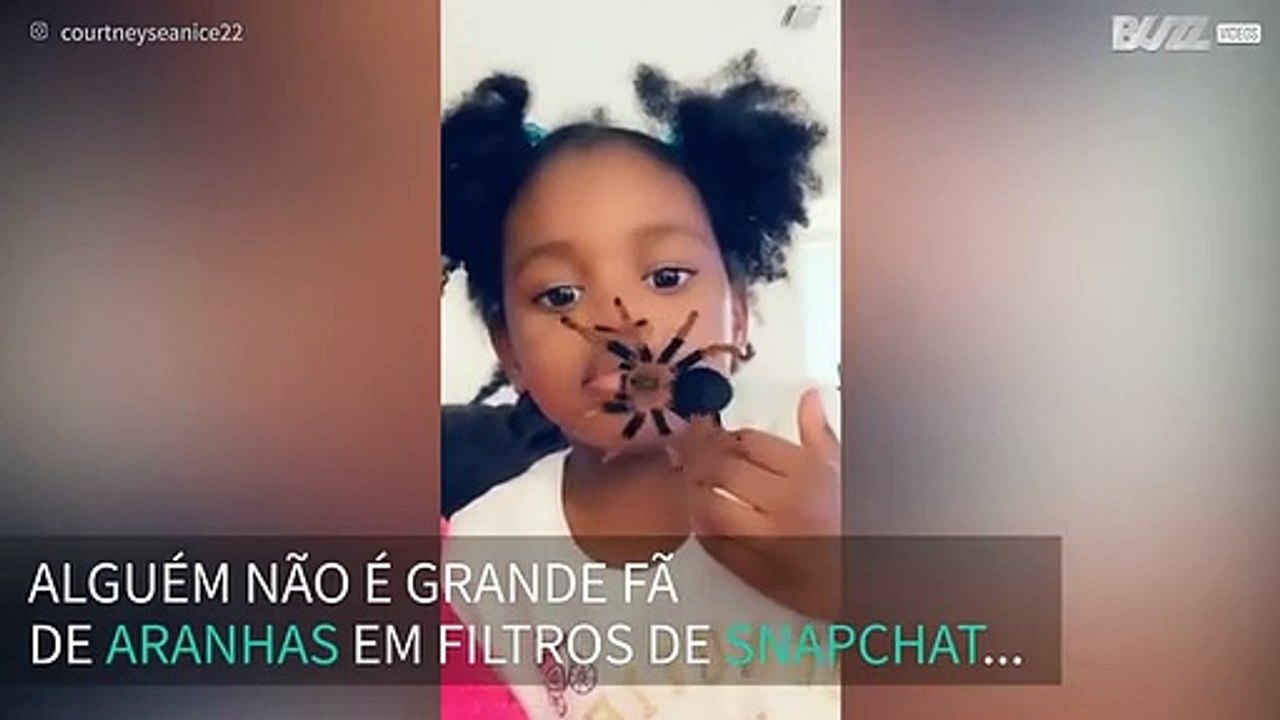 Menina entra em pânico com filtro de aranha no smartphone