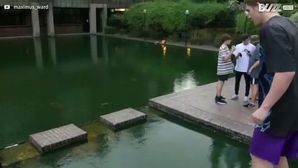 Particante de parkour falha manobra e toma banho em lago