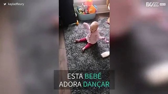 Mãe filma bebé a dançar ao som de hip hop
