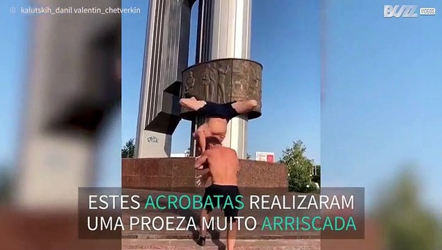 Jovens acrobatas realizam truque arriscado