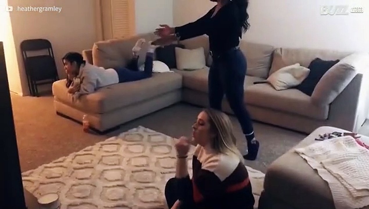 Jovens tentam recriar icónico passo de dança!