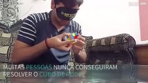 Estudante resolve Cubo de Rubik com olhos vendados!