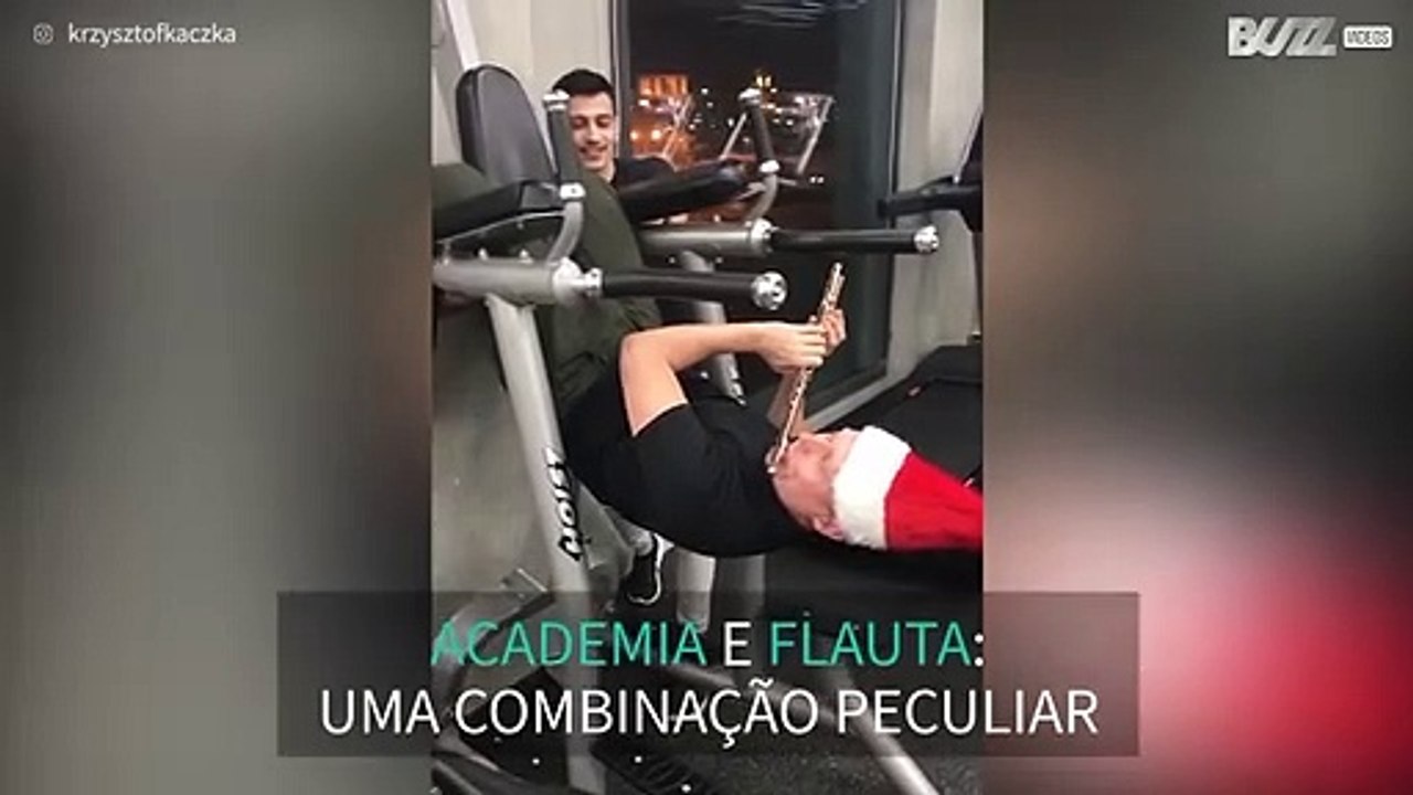Homem faz abdominais e toca flauta simultaneame...