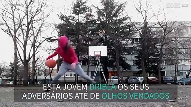 Driblar de olhos vendados é coisa fácil para esta jovem