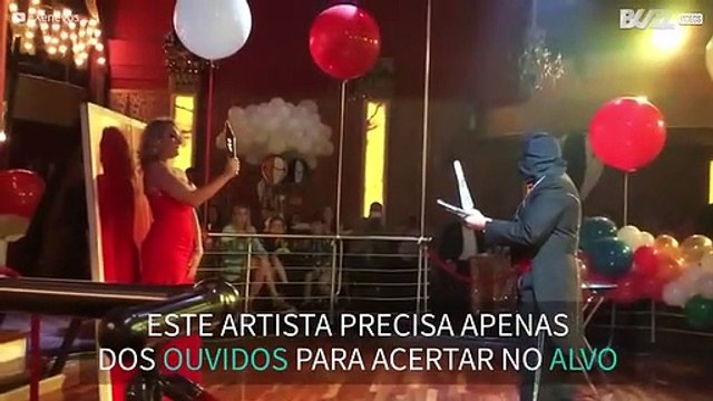 Artista lança facas de olhos vendados