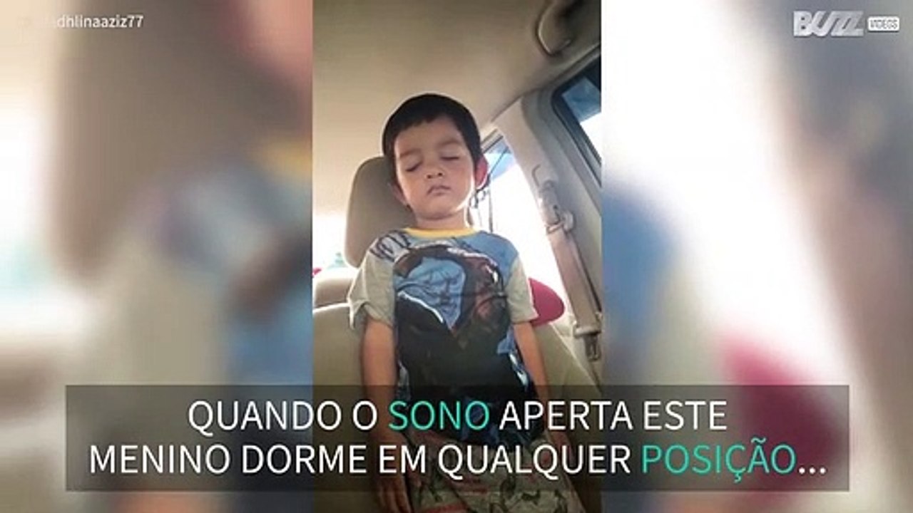 Criança dorme de pé no carro