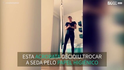 Acrobata treina coreografia com papel higiénico
