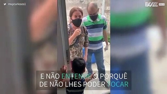 Rapaz tenta tudo para abraçar os avós!