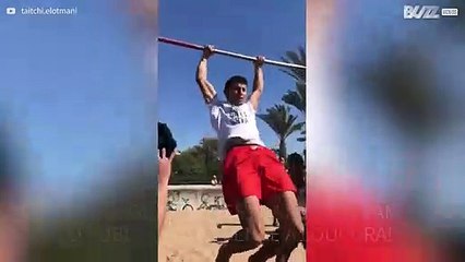 Jovem realiza acrobacia impressionante em praia marroquina