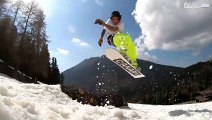 Snowboarder aproveita a pouca neve que resta nos Alpes italianos