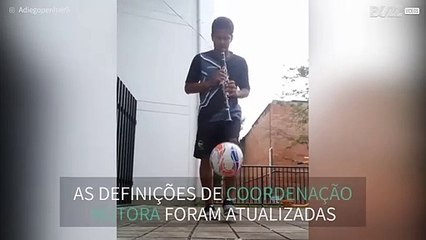 Homem joga futebol e toca clarinete ao mesmo tempo