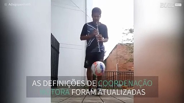Homem joga futebol e toca clarinete ao mesmo tempo
