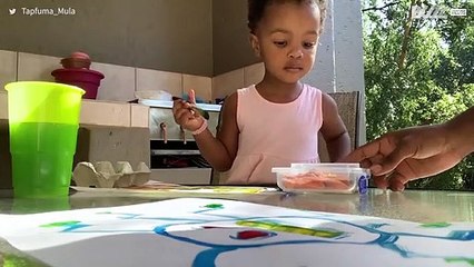 Menina dá a volta ao fruit snack challenge