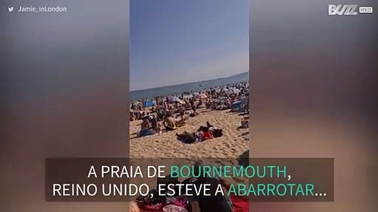 Praia completamente cheia durante pandemia no Reino Unido
