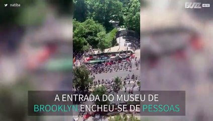 Multidão junta-se a favor dos transexuais negros