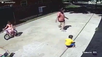 Mãe demonstra ter demasiada pontaria!