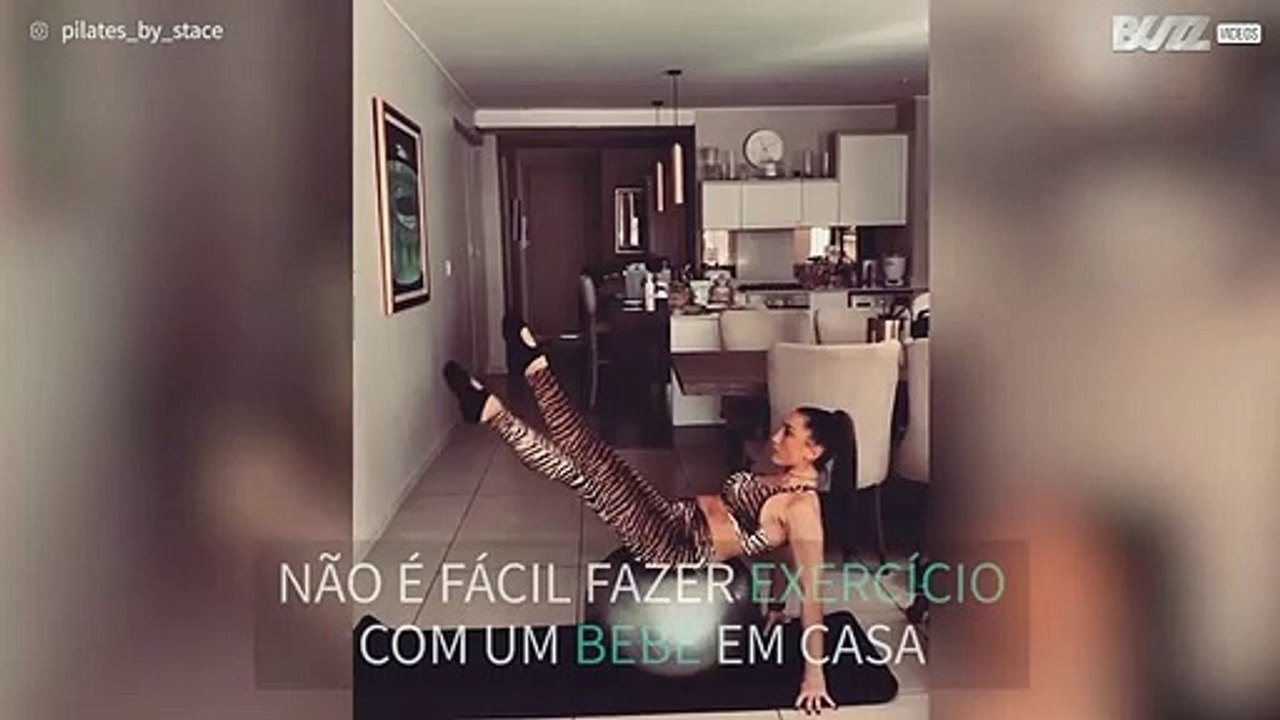 Bebé interrompe sessão de pilates da mãe