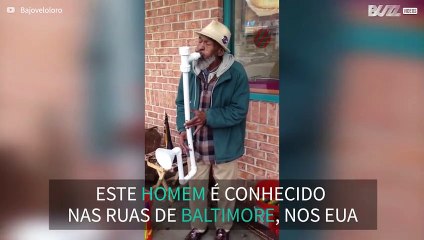 Artista de rua constrói os seus próprios instrumentos