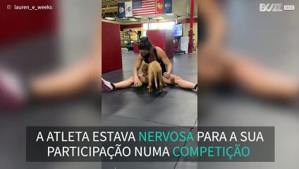 Cadela ajuda senhora a descontrair antes da competição - 1