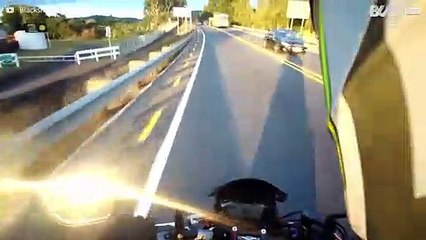 Motociclista é surpreendido por carro em contramão!