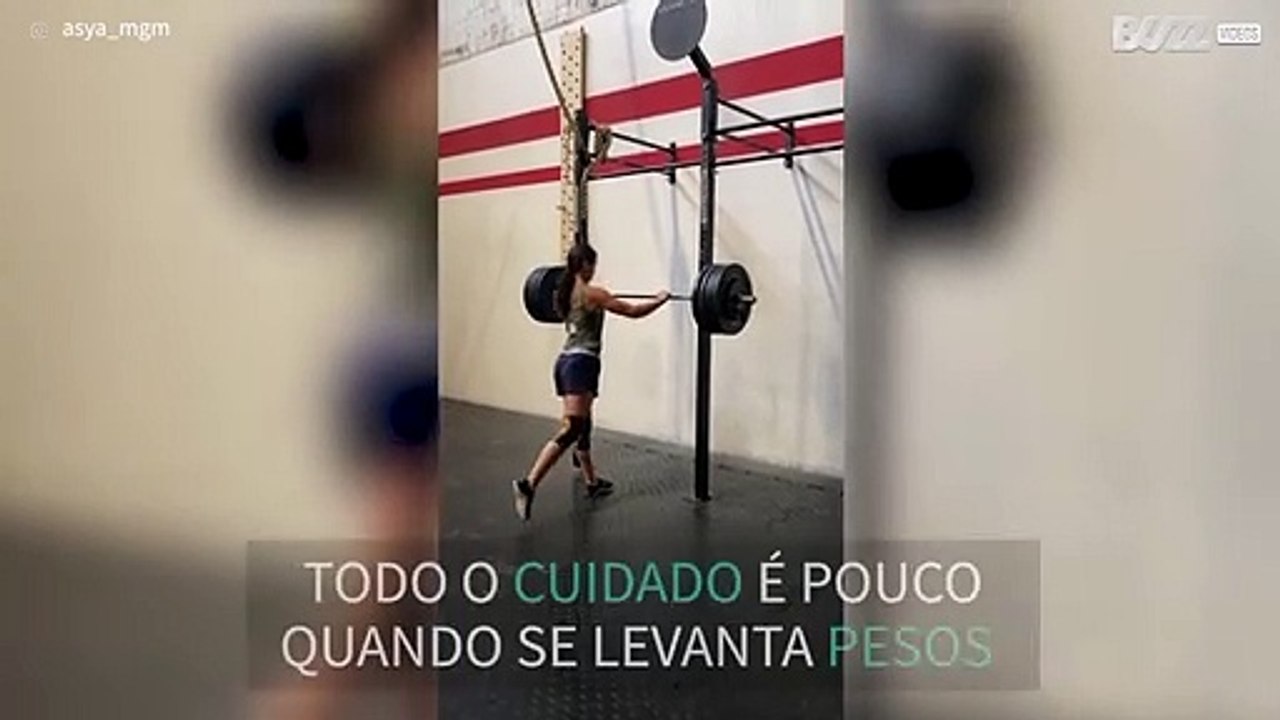 Mulher quase parte o pescoço com exercício físico
