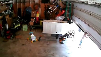 Bebé apanha boleia com portão de garagem