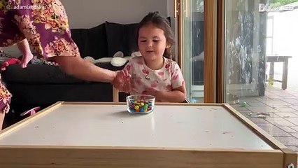 Menina lambe M&M no "Don't Eat It Challenge"