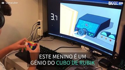 Menino resolve cubo de rubik a uma velocidade impressionante 1