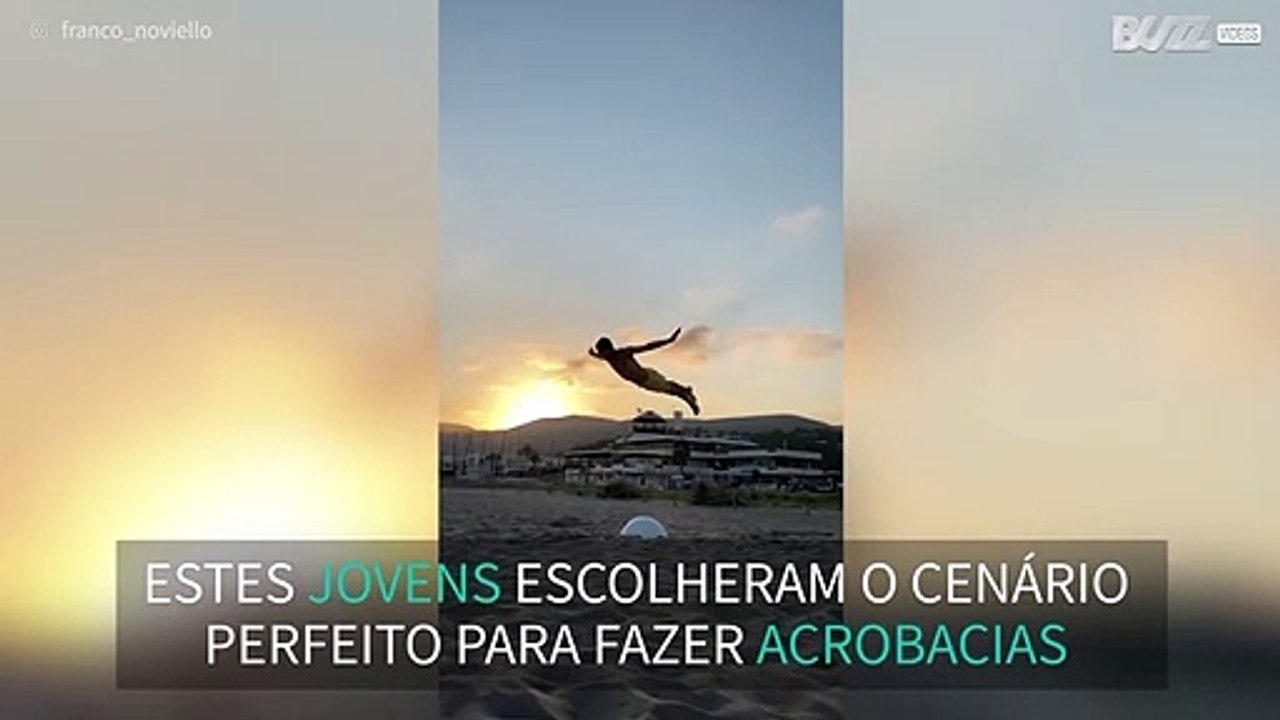 Jovens realizam acrobacias impressionantes na praia
