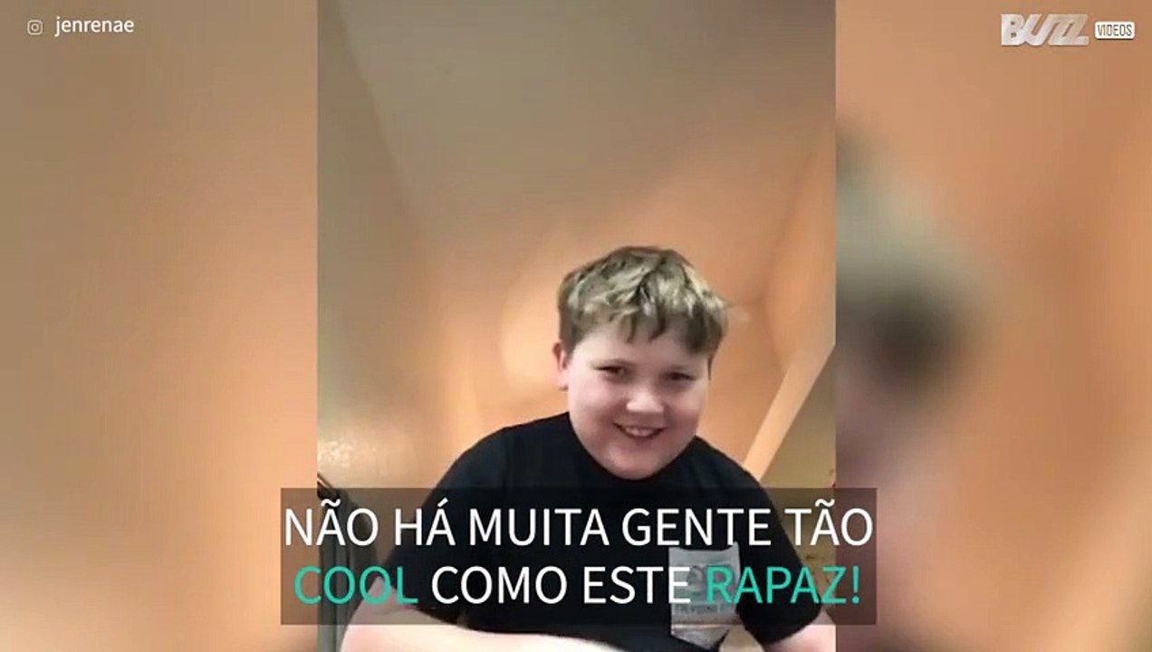 Rapaz falha ao mostrar o seu estilo com um hoverboard