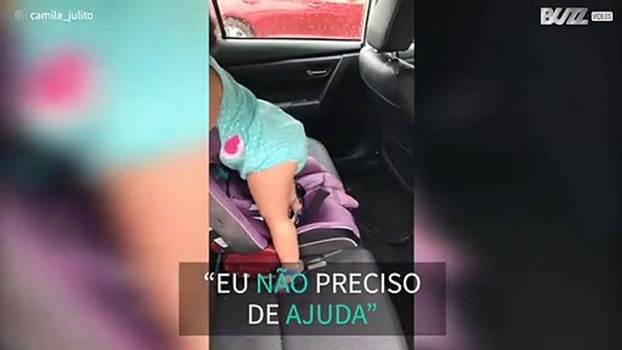 Bebé tenta ser independente mas dá-se mal
