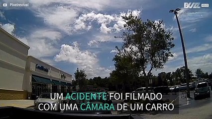 Idoso choca contra carro e frente de supermercado