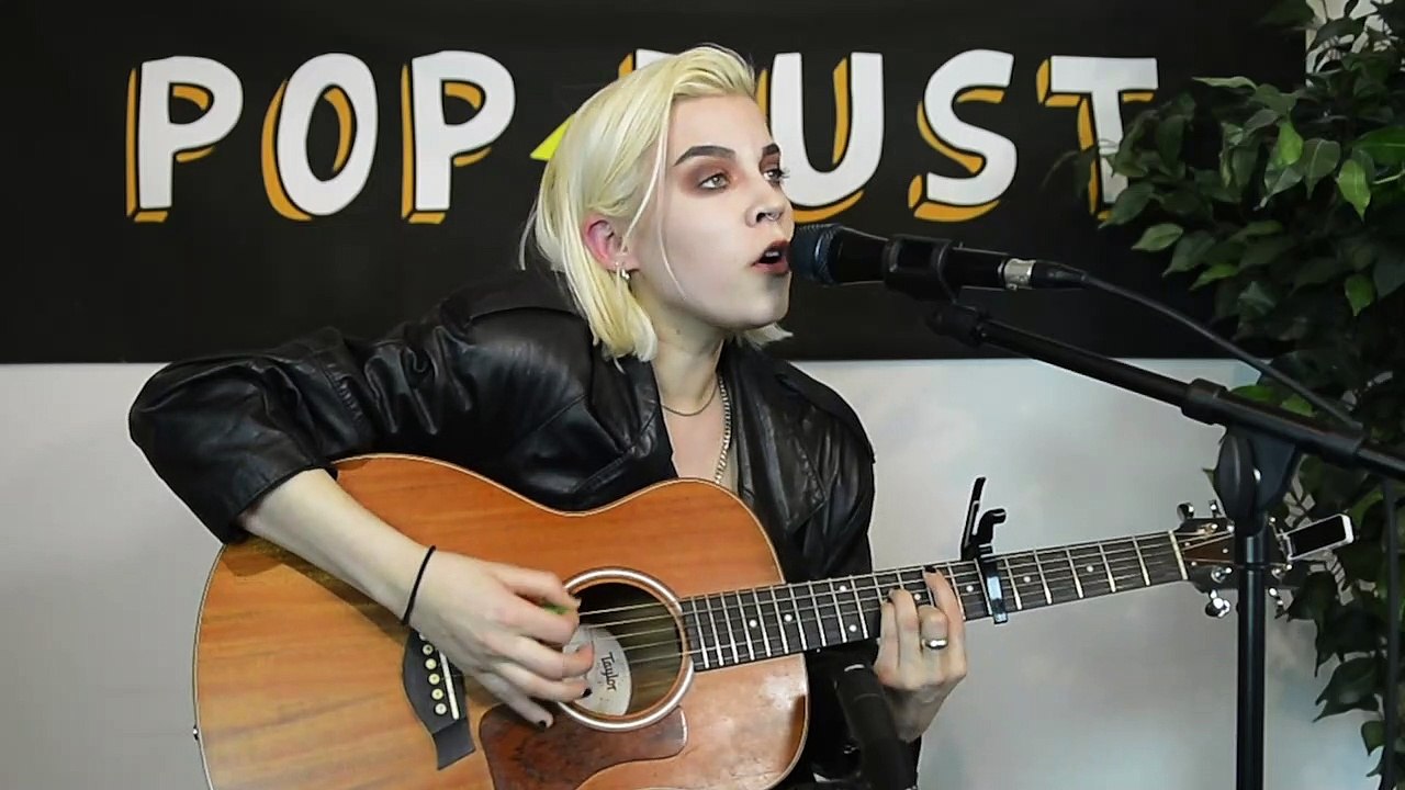 Car Astor performs "Girlfriend" for Popdust Presents